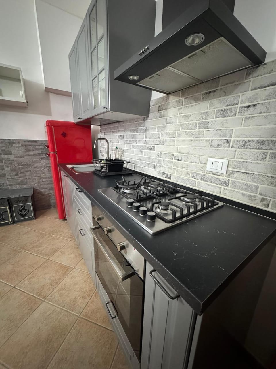 Kitchen or kitchenette, minibar, stove