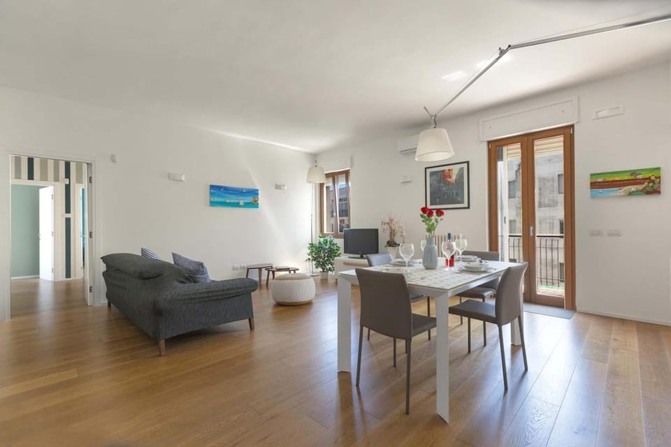 TV and multimedia, Living room, Seating area, Dining area