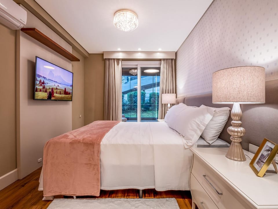 Bed, TV and multimedia, Photo of the whole room, Bedroom