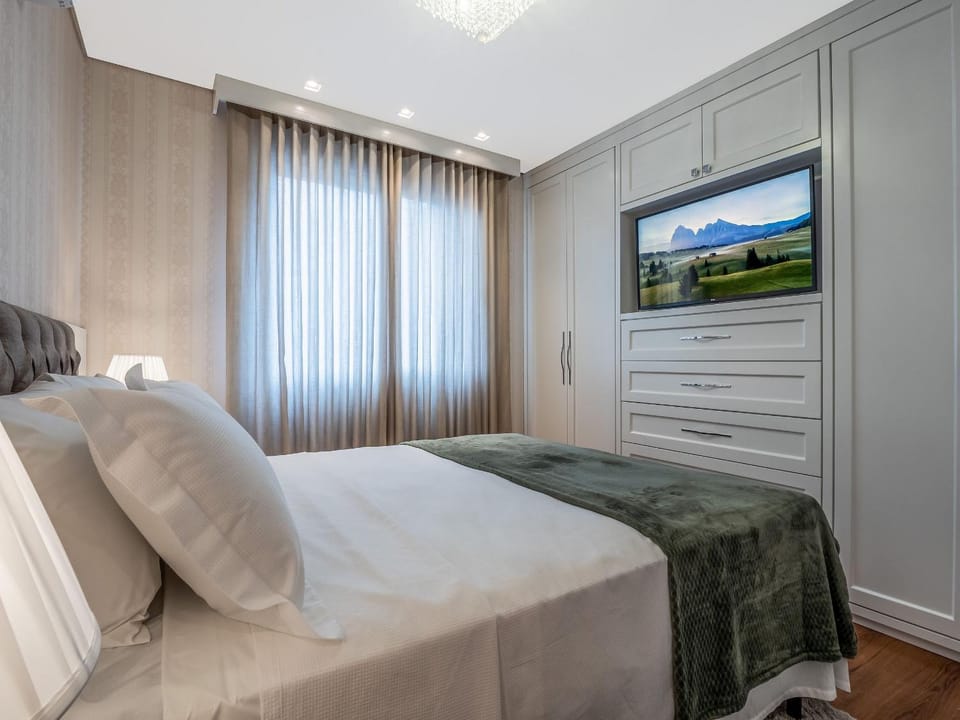 Bed, TV and multimedia, Photo of the whole room, Bedroom