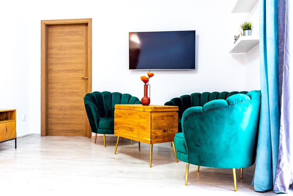 TV and multimedia, Living room, Seating area, Evening entertainment