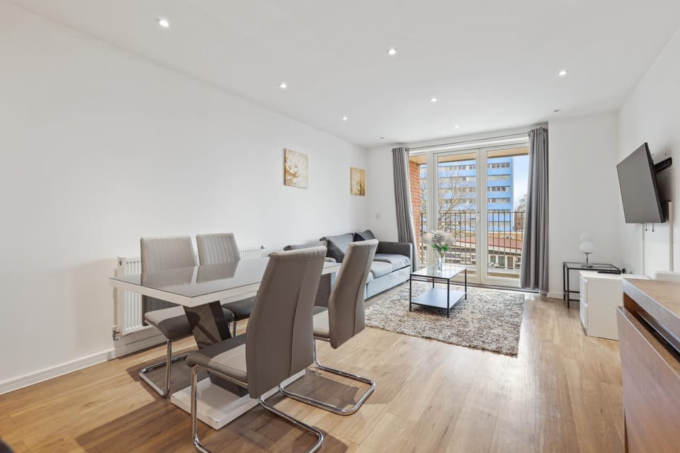 Communal lounge/ TV room, TV and multimedia, Living room, Seating area, Evening entertainment, hair dresser