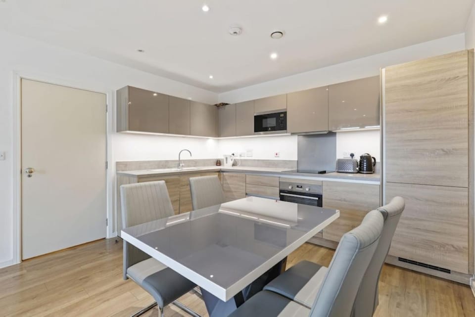 TV and multimedia, Living room, Seating area, Dining area, oven, stove