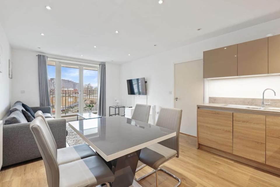 TV and multimedia, Living room, Seating area, Dining area