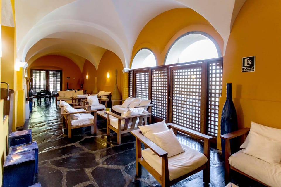 Communal lounge/ TV room, Lounge or bar, Food, Alcoholic drinks, Non alcoholic drinks