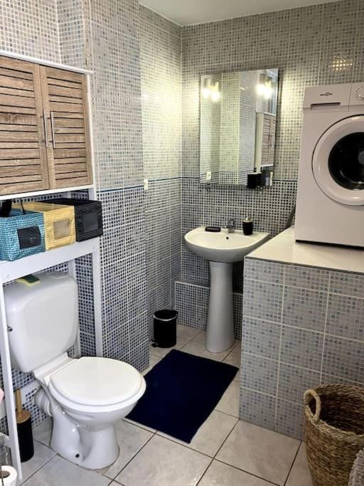 Shower, Toilet, Bathroom, washing machine