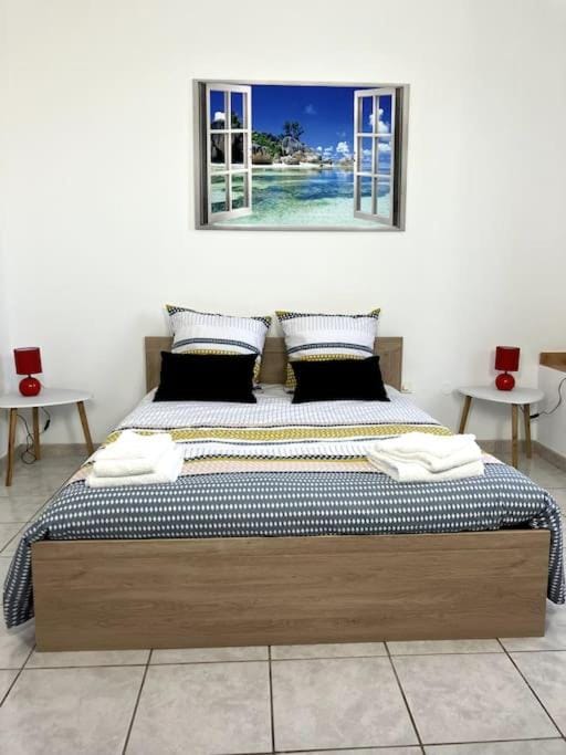Bed, Photo of the whole room, Bedroom, towels