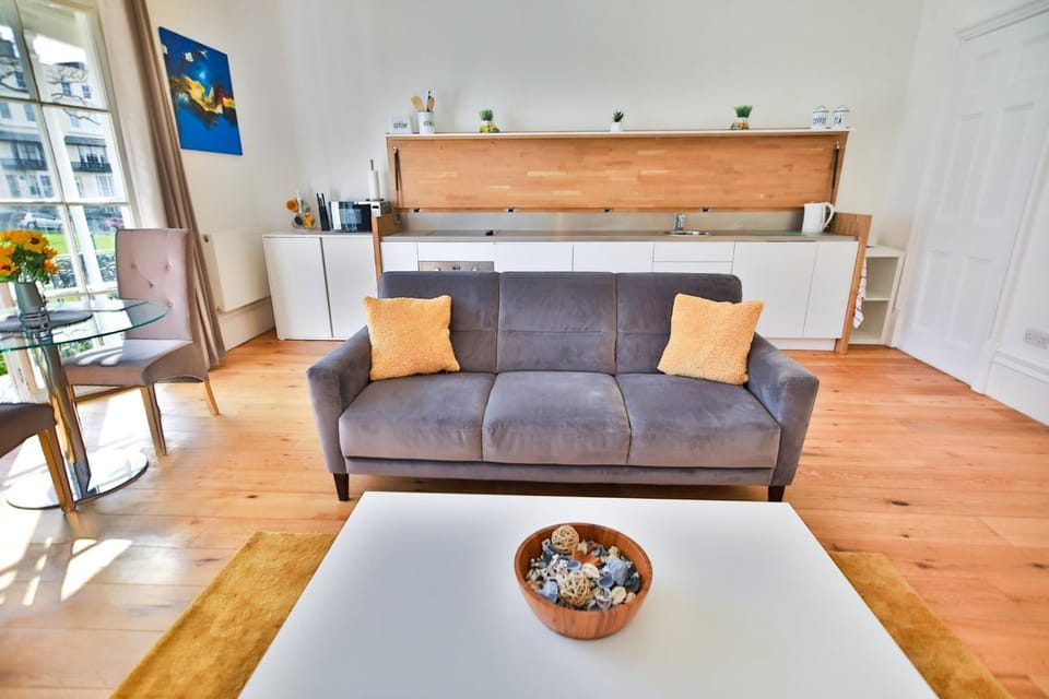 Kitchen or kitchenette, Living room
