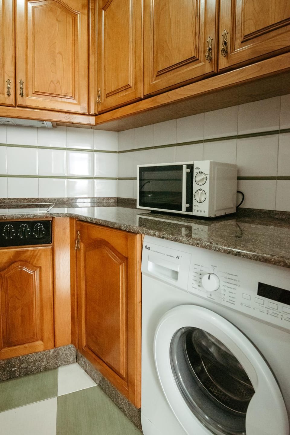 Kitchen or kitchenette, minibar, stove, washing machine