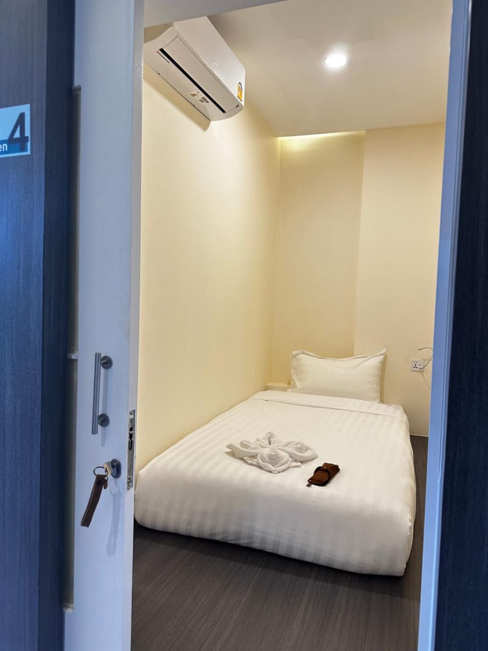Bed, Photo of the whole room, Bedroom, towels, air conditioner