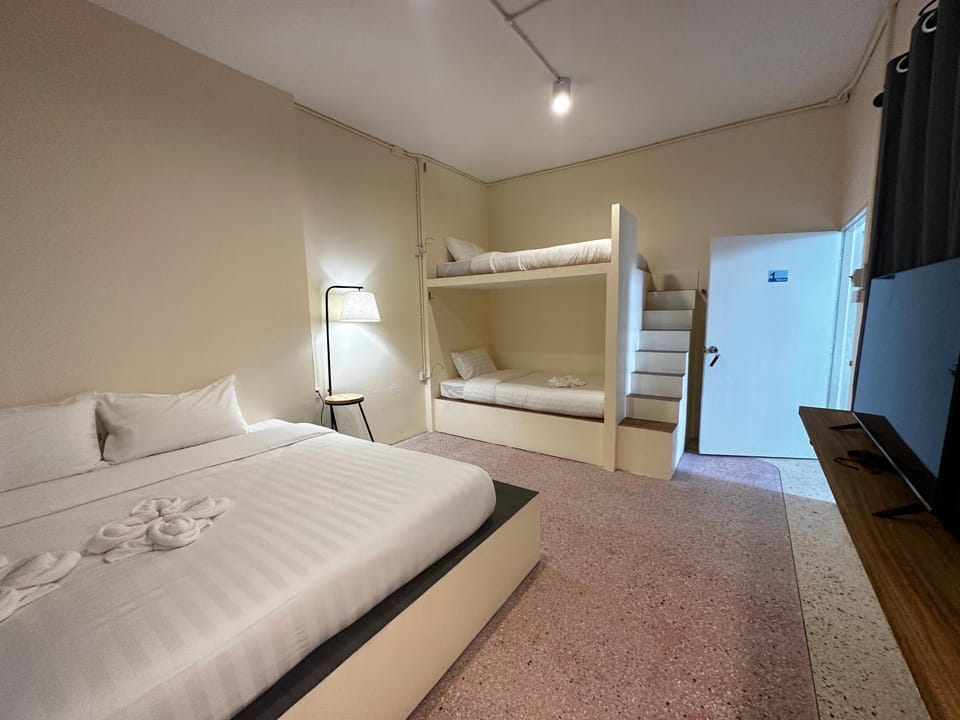 Photo of the whole room, Bedroom, bunk bed, towels