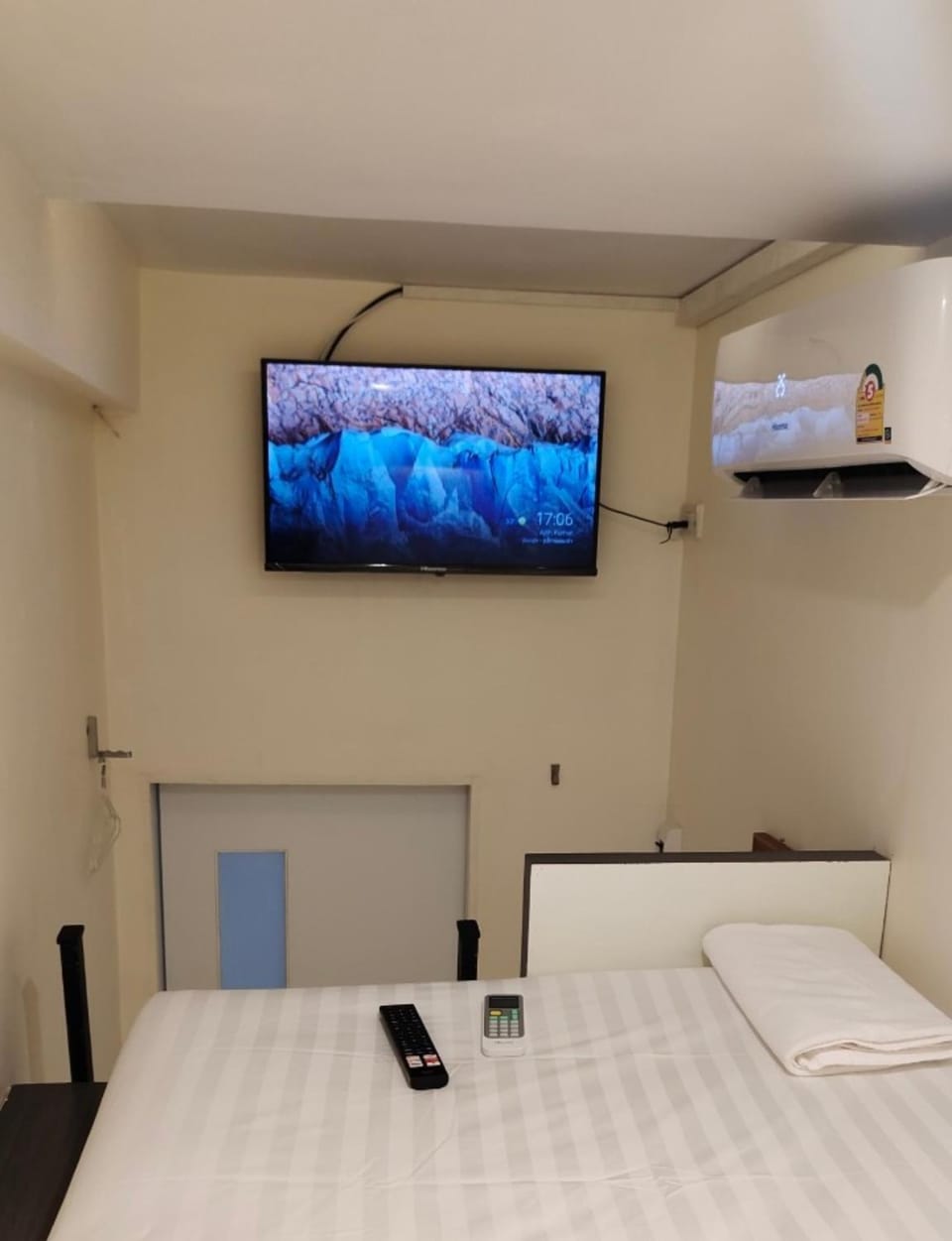 Bed, TV and multimedia, air conditioner