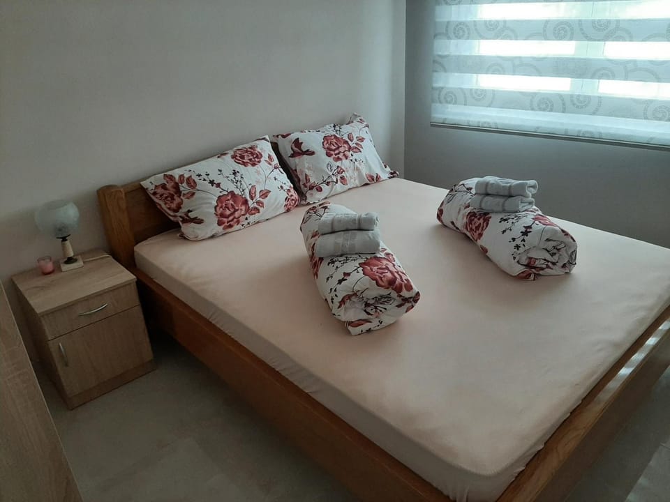 Bed, Photo of the whole room, Bedroom, towels