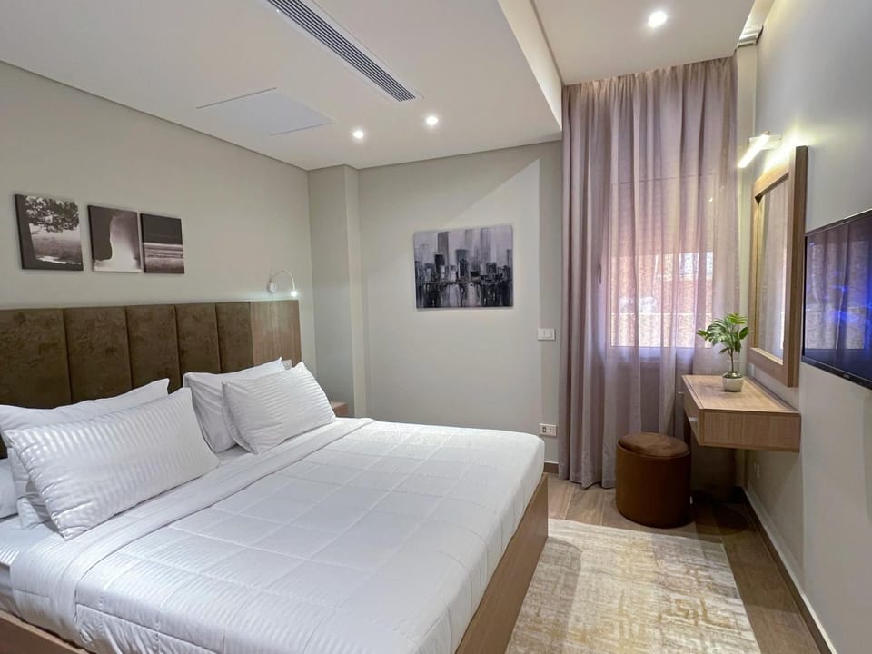Bed, TV and multimedia, Photo of the whole room, Bedroom