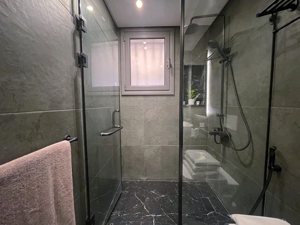 Shower, Toilet, towels
