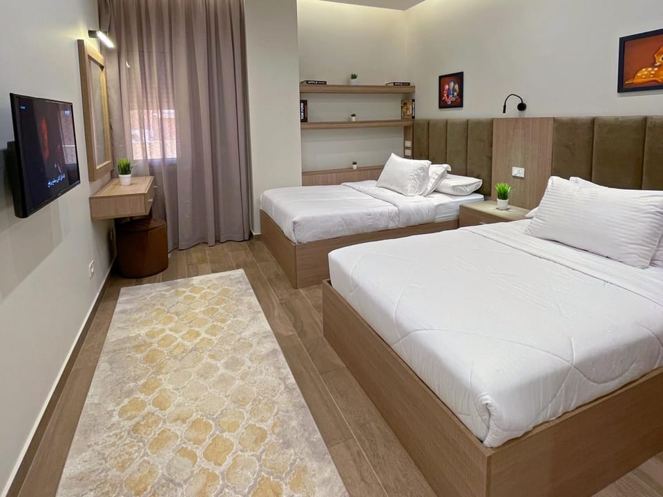 Bed, TV and multimedia, Photo of the whole room, Bedroom