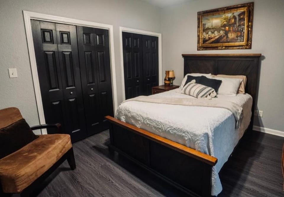 Brooklynn's Bay, Elegant Lakefront Condo Retreat Apartment in Piney