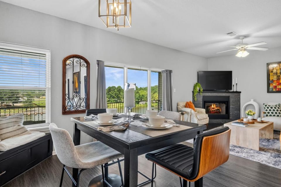 Modern Lakefront Elegance Brooklynns Bay Apartment in Piney