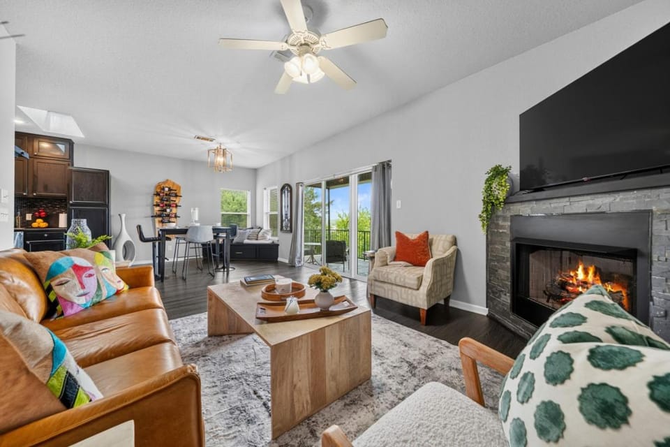 Modern Lakefront Elegance Brooklynns Bay Apartment in Piney