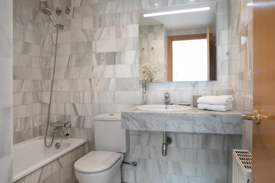 Shower, Toilet, Bathroom, Bath, towels