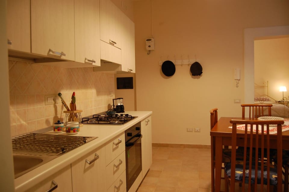 Kitchen or kitchenette, Dining area, stove