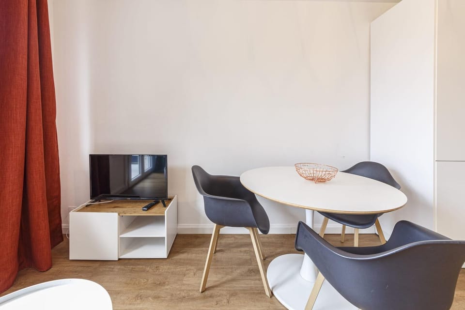 Le Mermoz Wifi Parking Apartment in Laval