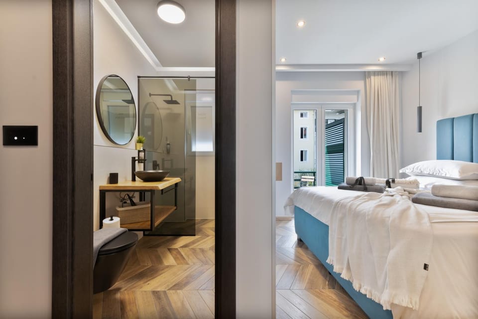 Bed, Bathroom, Photo of the whole room, Bedroom, towels