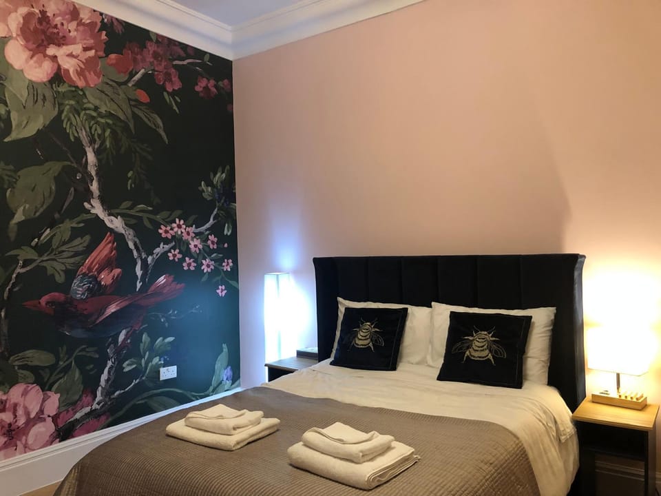 Bed, Bedroom, towels