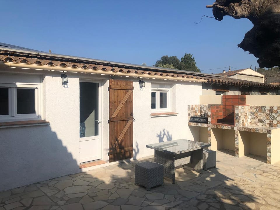 Property building, BBQ facilities, Balcony/Terrace