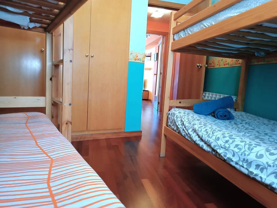 Bedroom, bunk bed