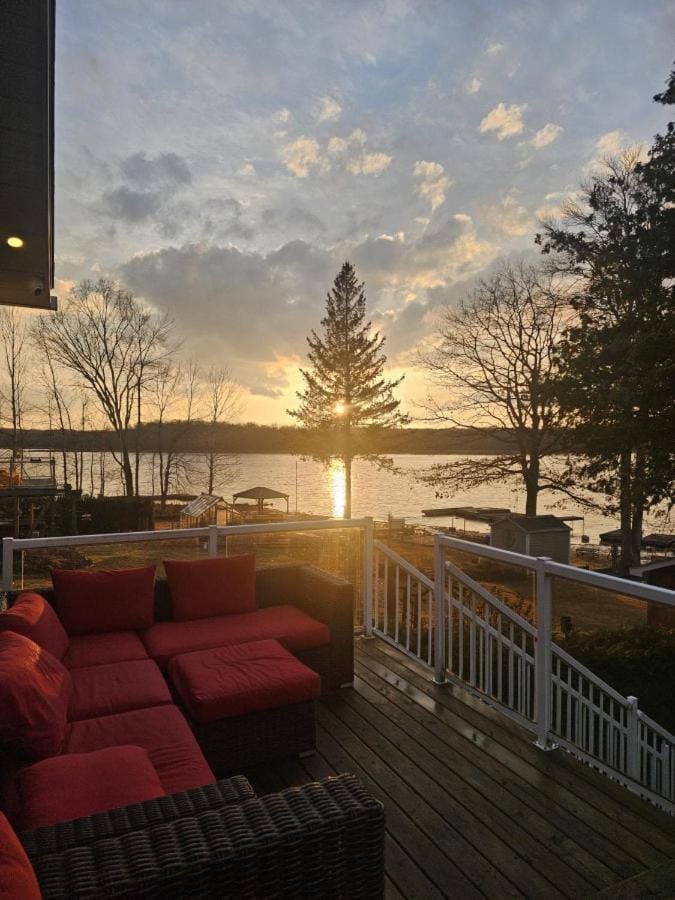 Impressive Modern Waterfront Home on Georgian Bay House in Midland