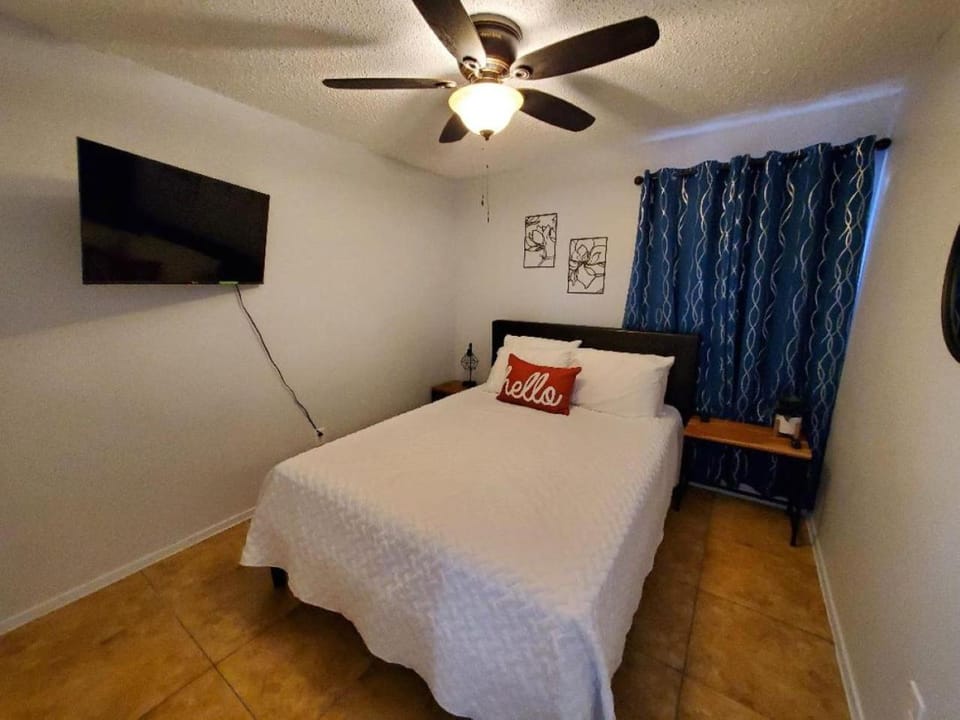 Bed, TV and multimedia, Photo of the whole room, Bedroom, fireplace