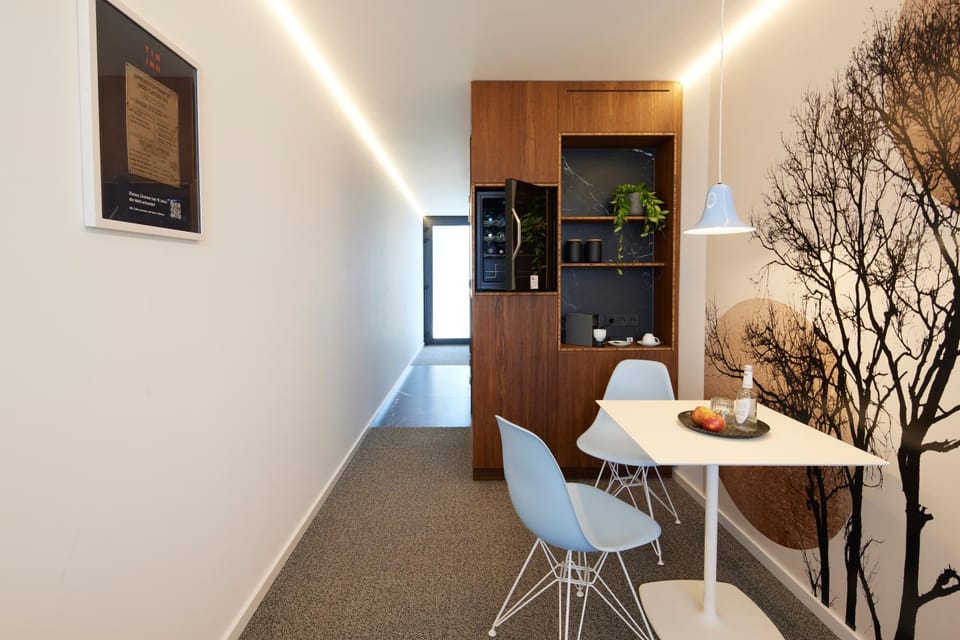Restaurant/places to eat, Coffee/tea facilities, Dining area, oven
