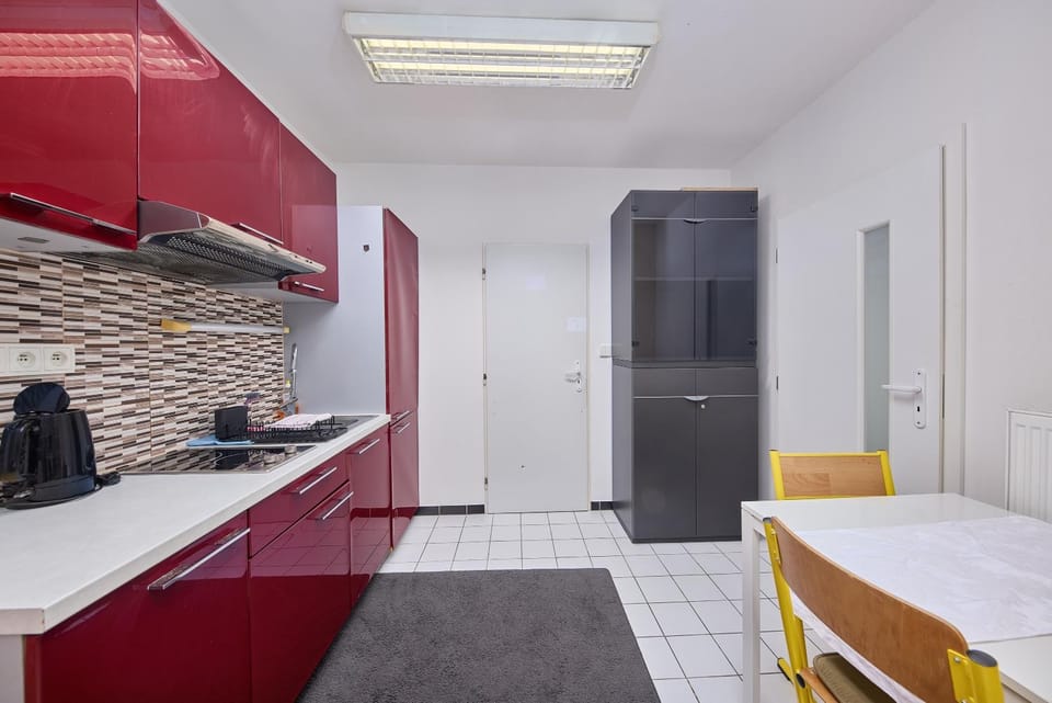 Kitchen or kitchenette, Photo of the whole room, Dining area, stove