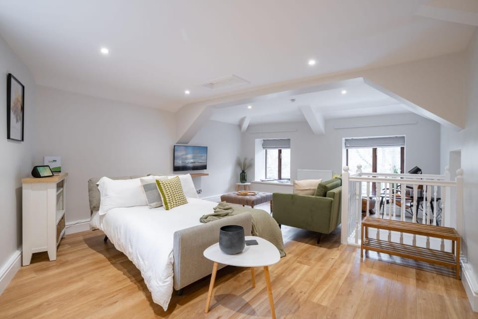 Spacious Property with Waterfall View by LetMeStay House in Ambleside
