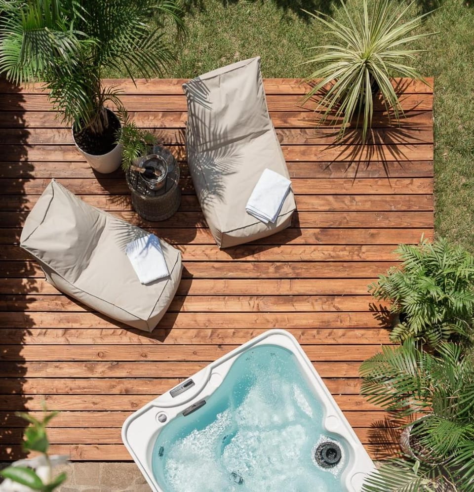Patio, Day, Garden, Hot Tub, Garden view, sunbed