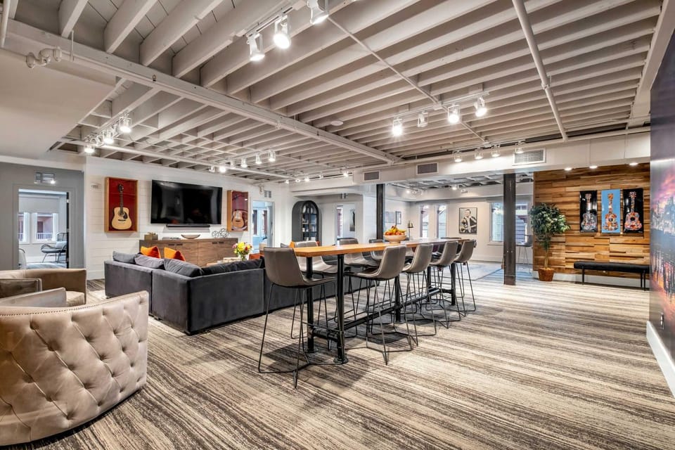 Skyline Suite with Penthouse & Rooftop Deck 6BR by Maddox Hotel Apartment in East Nashville