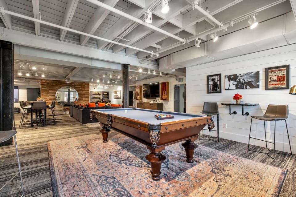 Skyline Suite with Penthouse & Rooftop Deck 6BR by Maddox Hotel Apartment in East Nashville