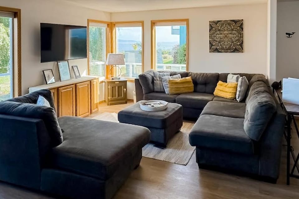 Camano Waterfront Delight House in Camano Island