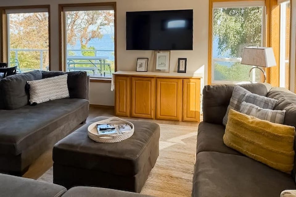 Camano Waterfront Delight House in Camano Island