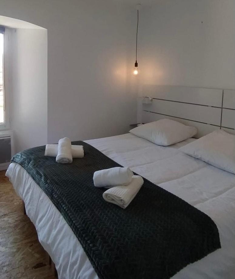 Bed, Photo of the whole room, towels