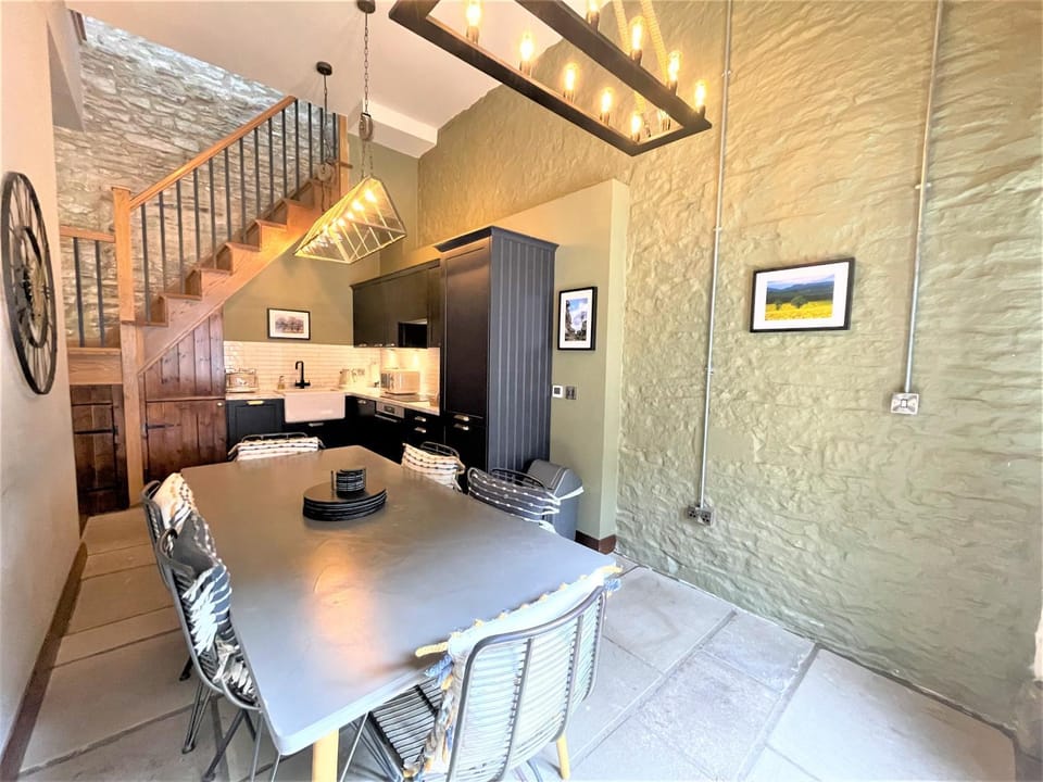 Kitchen or kitchenette, Dining area, oven