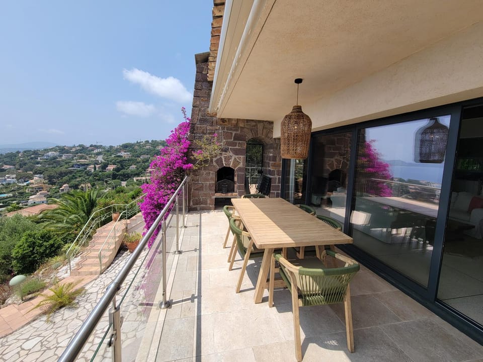 Familienfreundliche Villa Vistaero mit atemberaubenden Meerblick by Riviera Homelife Management House in Roquebrune-sur-Argens