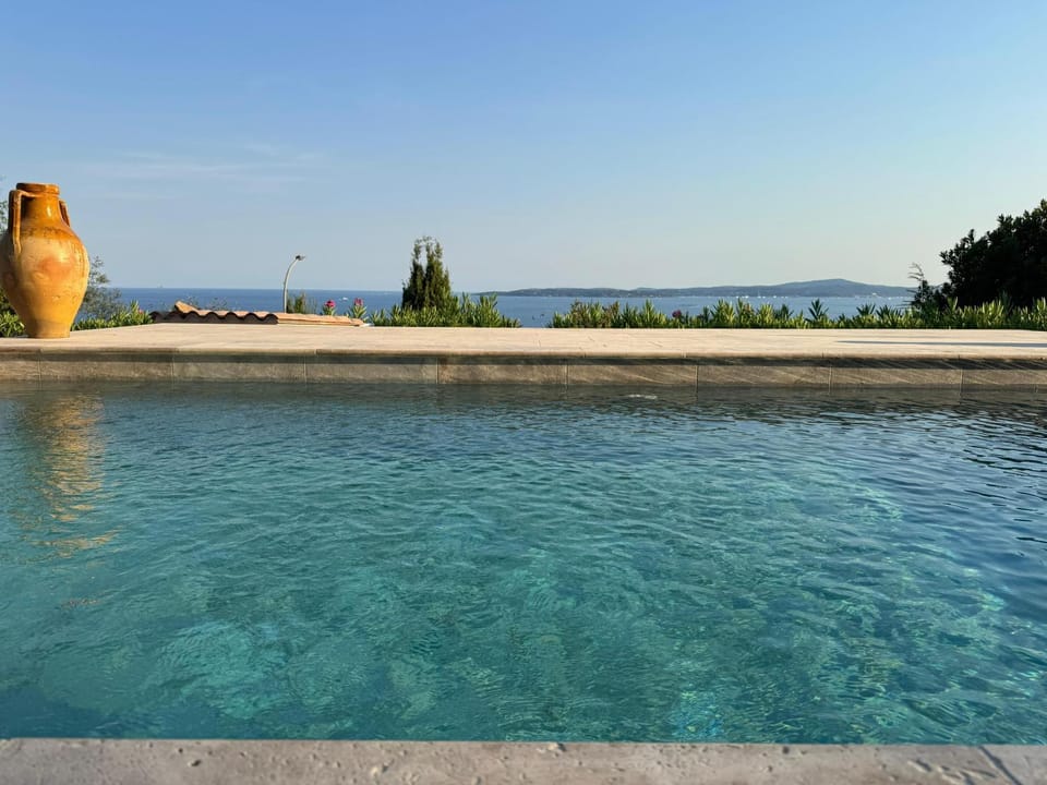 Familienfreundliche Villa Vistaero mit atemberaubenden Meerblick by Riviera Homelife Management House in Roquebrune-sur-Argens