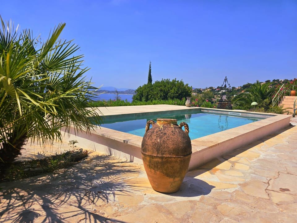 Familienfreundliche Villa Vistaero mit atemberaubenden Meerblick by Riviera Homelife Management House in Roquebrune-sur-Argens