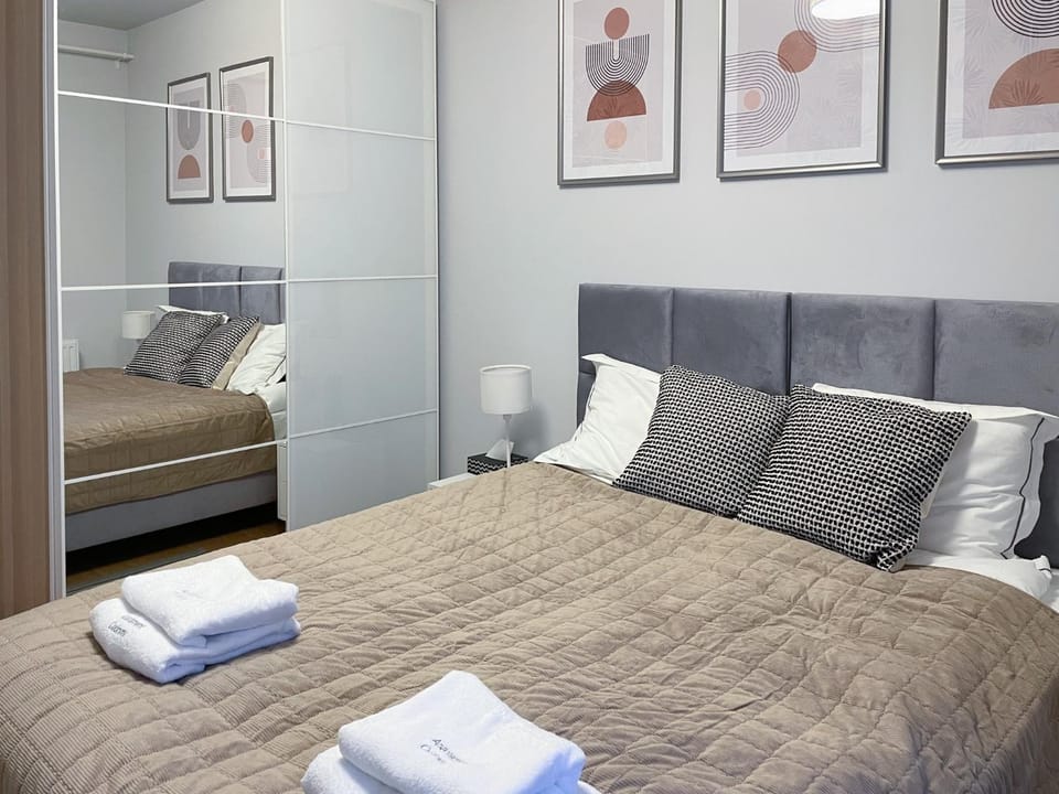 Bed, Photo of the whole room, Bedroom, towels