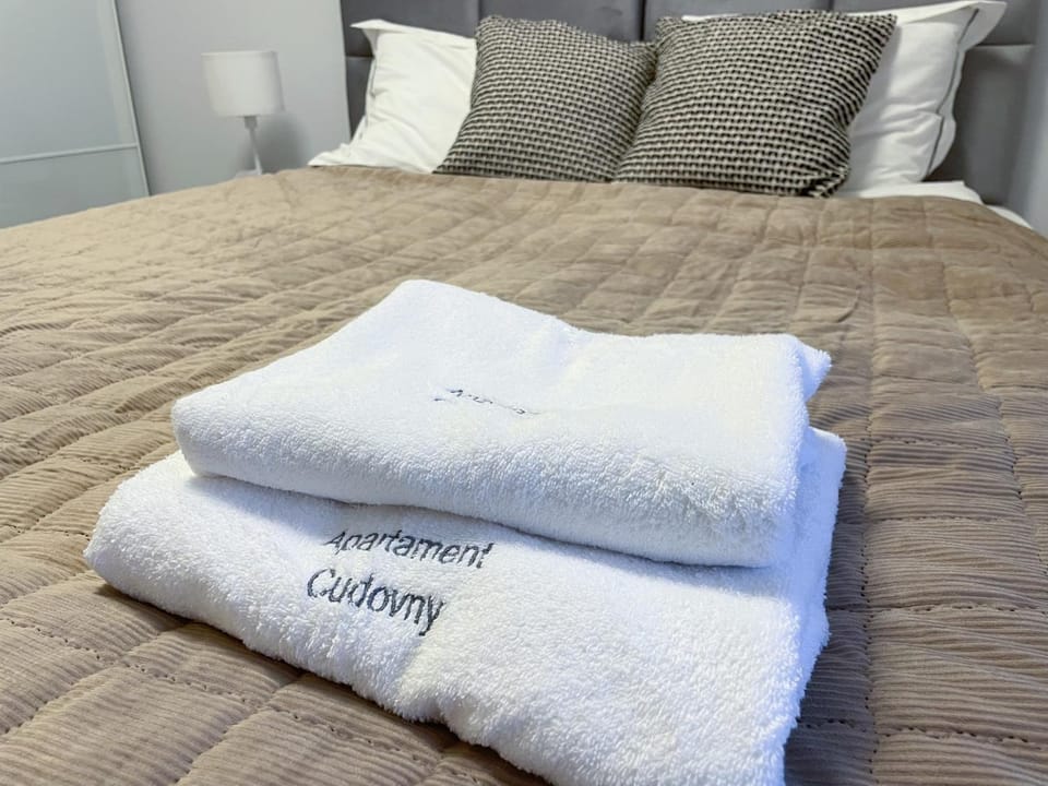 Bed, Bedroom, towels