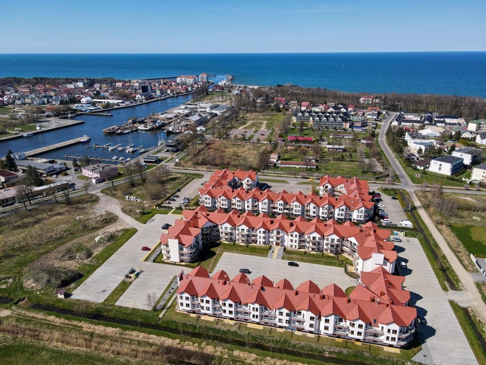 Property building, Neighbourhood, Natural landscape, Bird's eye view, City view, Sea view, Street view, Location