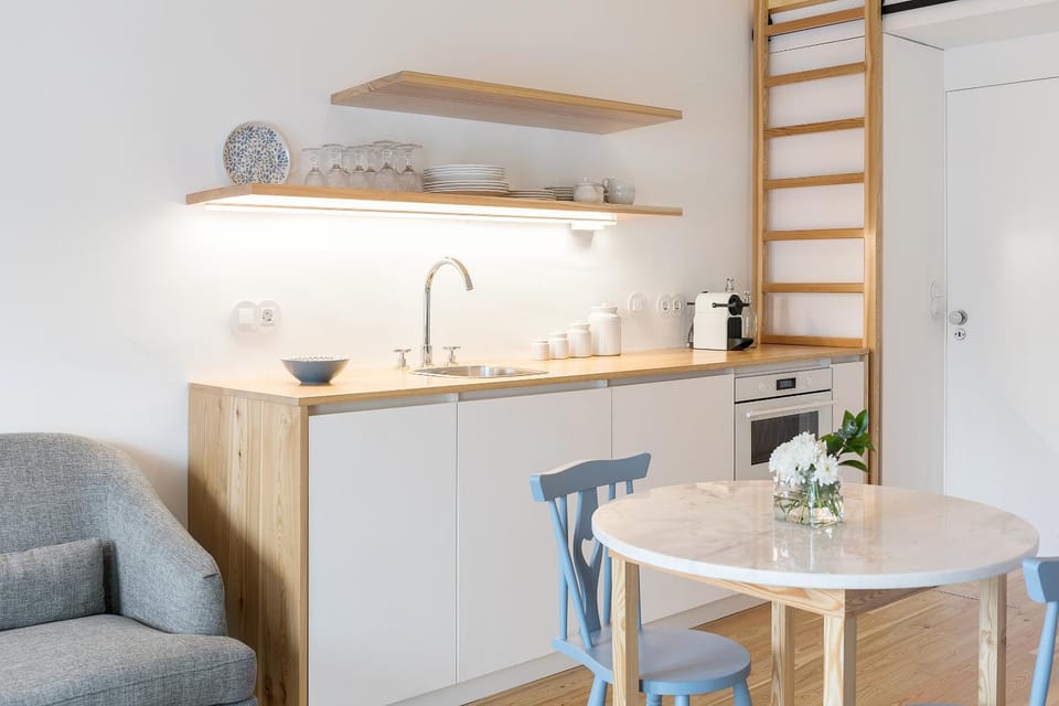 Kitchen or kitchenette, Dining area