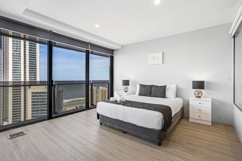 Circle on Cavill Apartment in Surfers Paradise